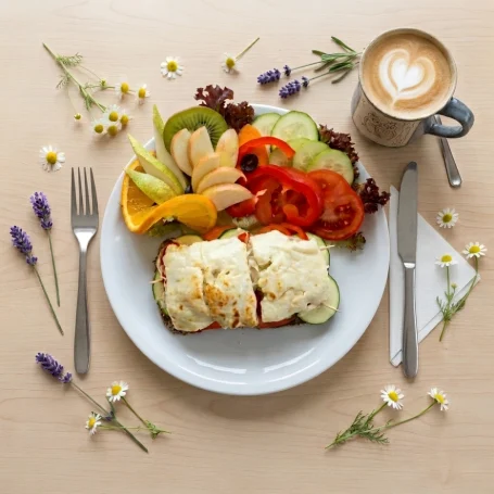 ♥ Grüne Schnitte ♥ Herzhafte Grüne Schnitte im Café im Hirsch Tübingen: Überbackenes Vollkornbrot mit Schafskäse oder Tofu, reich garniert mit Obst & Gemüse