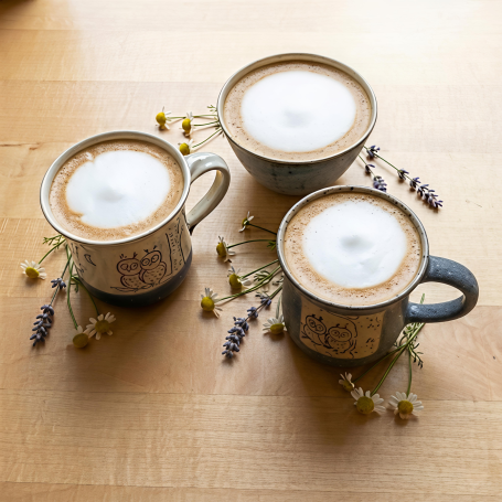 ♥ Unsere beliebten, handgetöpferten "Hirsch"-Tassen ♥ Zwei Tassen & eine Trinkschale mit frischem Milchkaffee im Café Hirsch Tübingen - unsere beliebten handgetöpferten "Hirsch"-Tassen